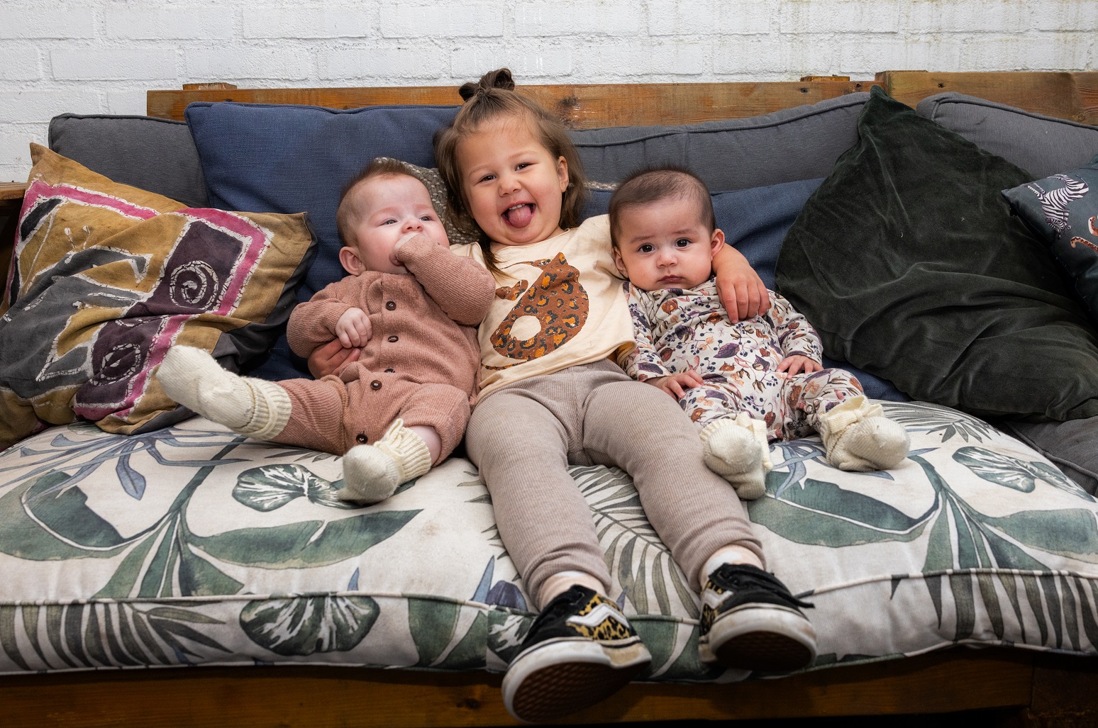 jong meisje met haar tweelingbroertjes