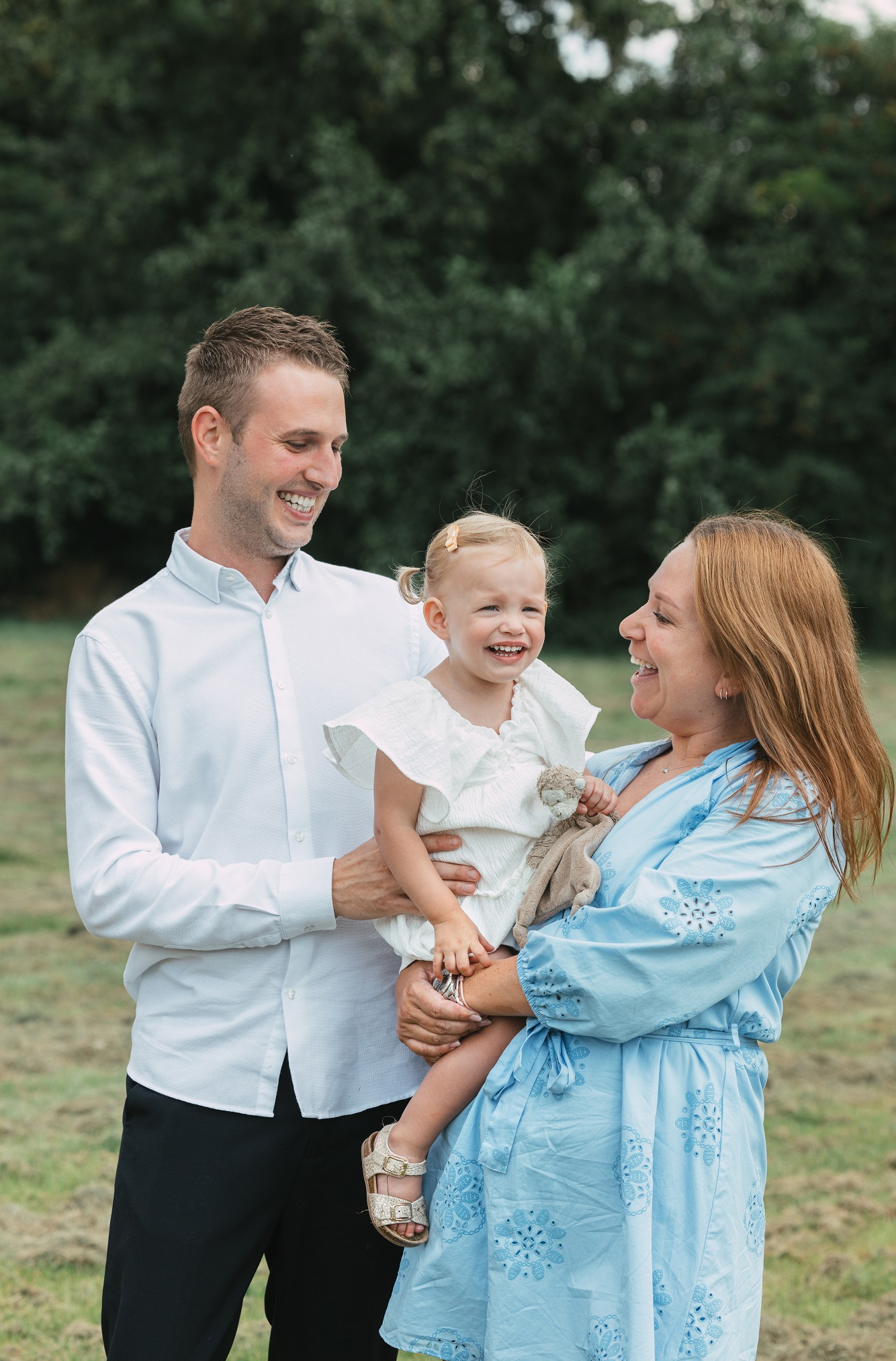 man en vrouw met hun dochter op de arm