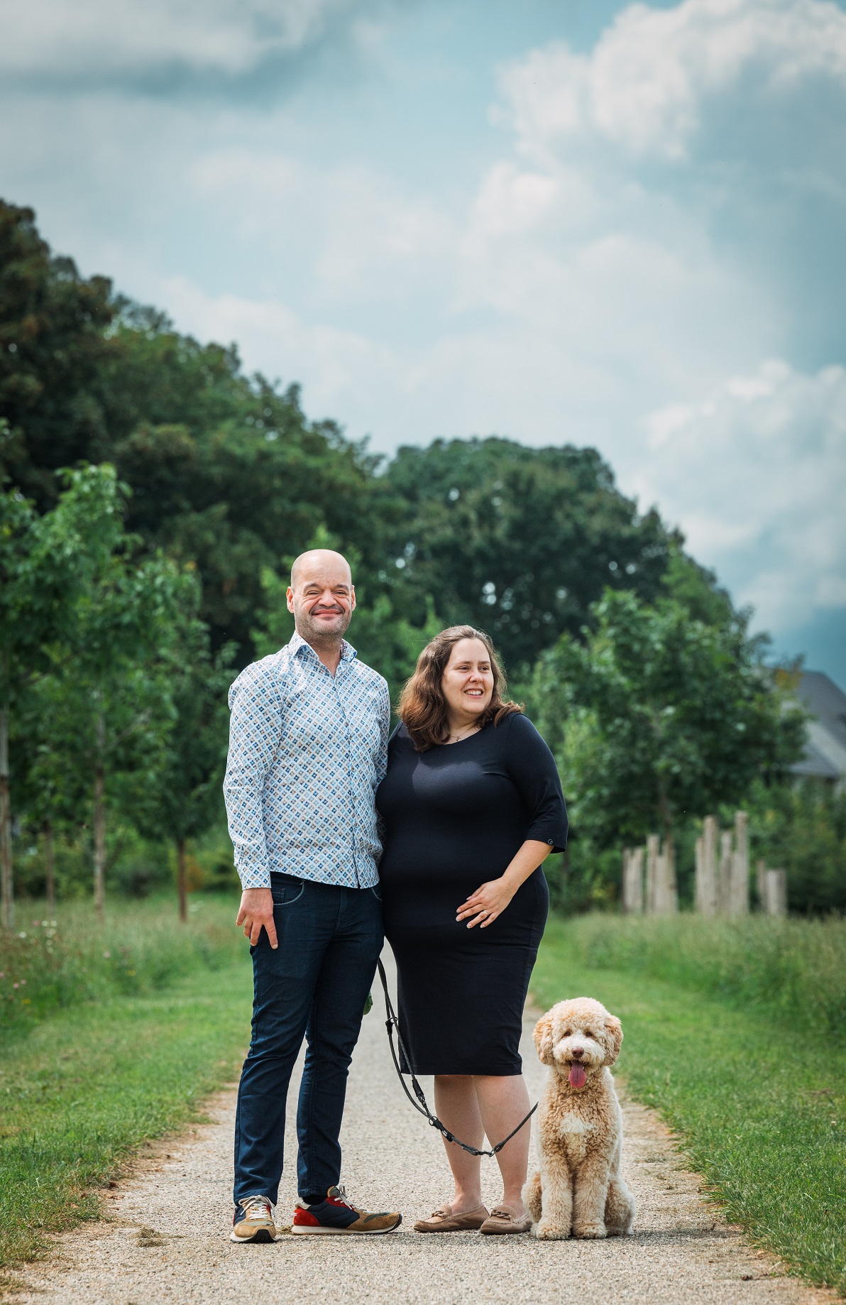 Man en vrouw wandelen met de hond