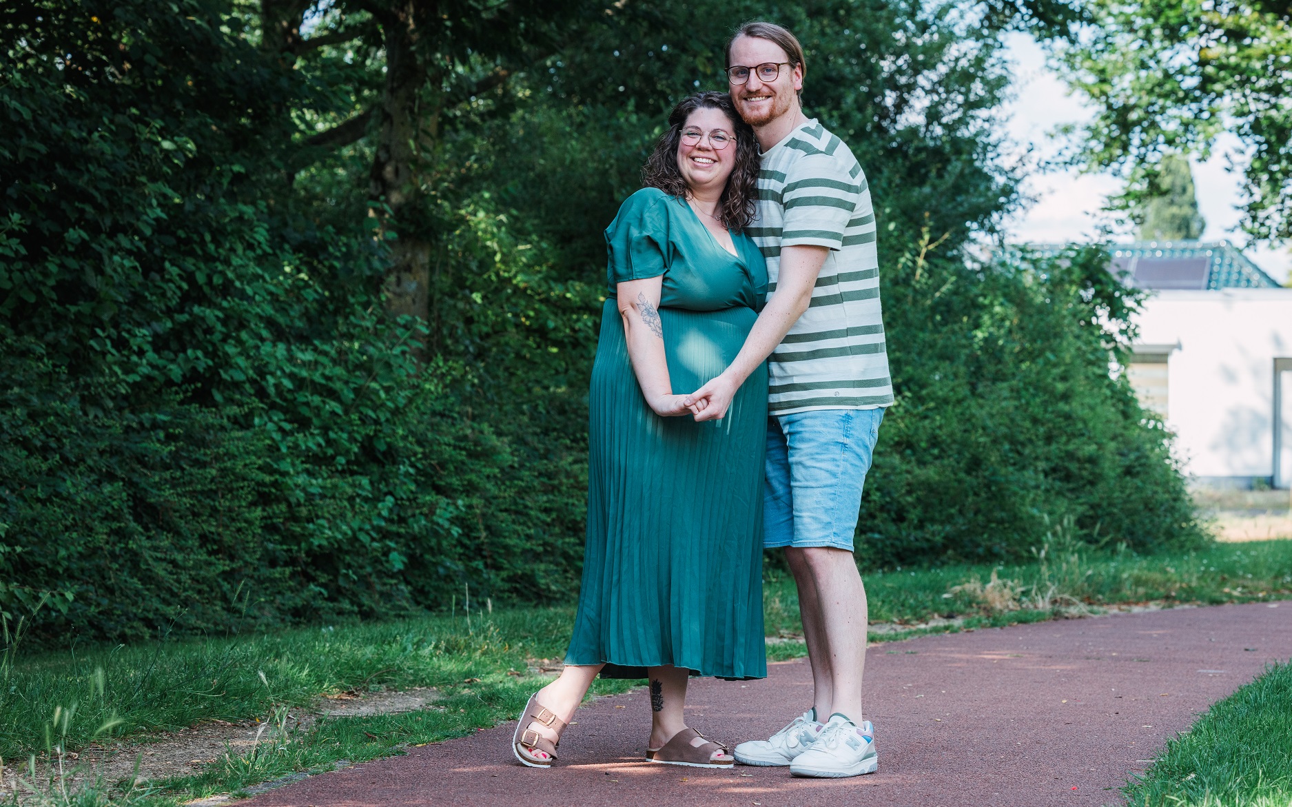 Man en zwangere vrouw samen aan het wandelen