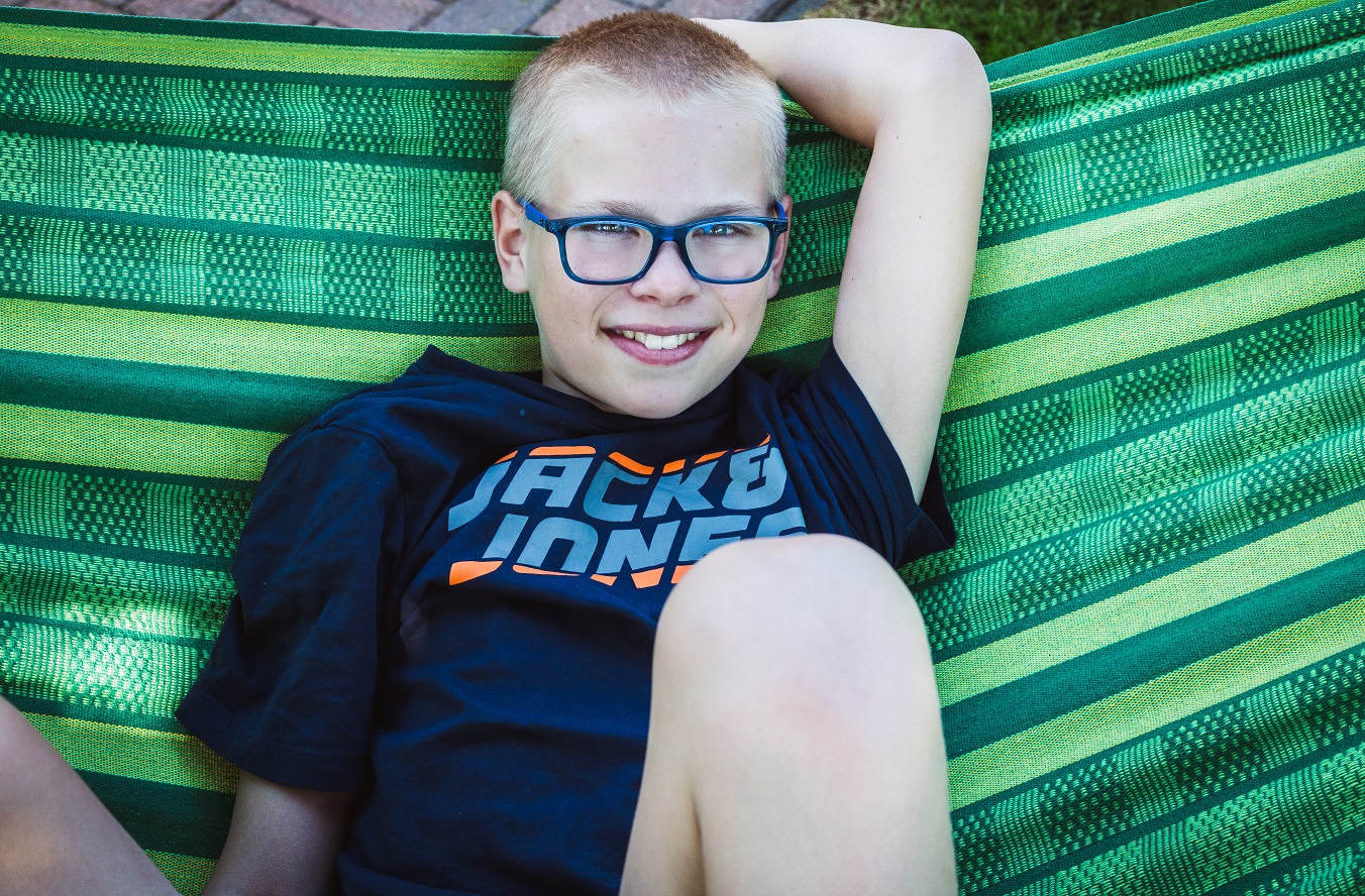 Jongen in hangmat