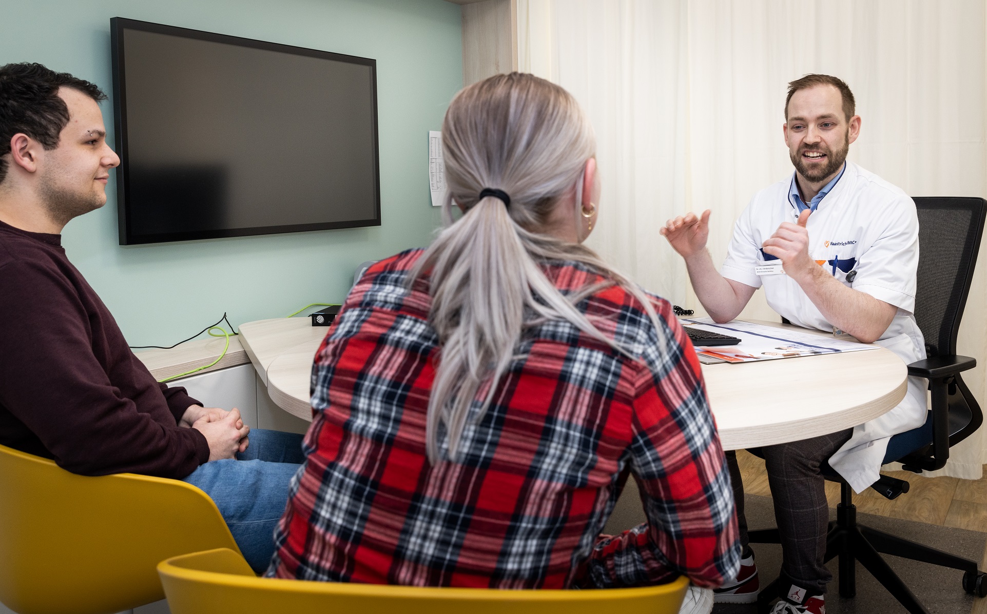 jong koppel op gesprek bij een klinisch geneticus
