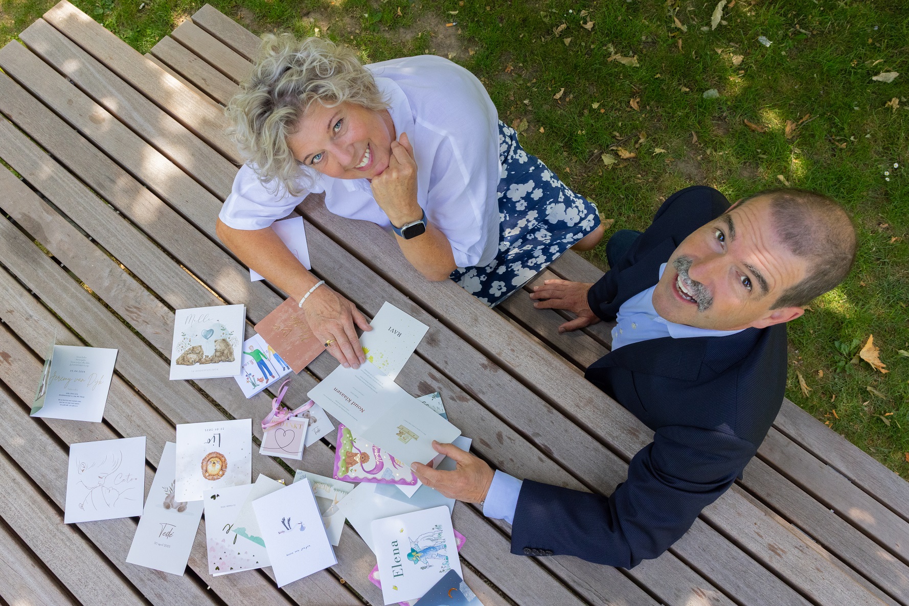 Edith Coonen en Jos Dreesen met geboortekaartjes op tafel 
