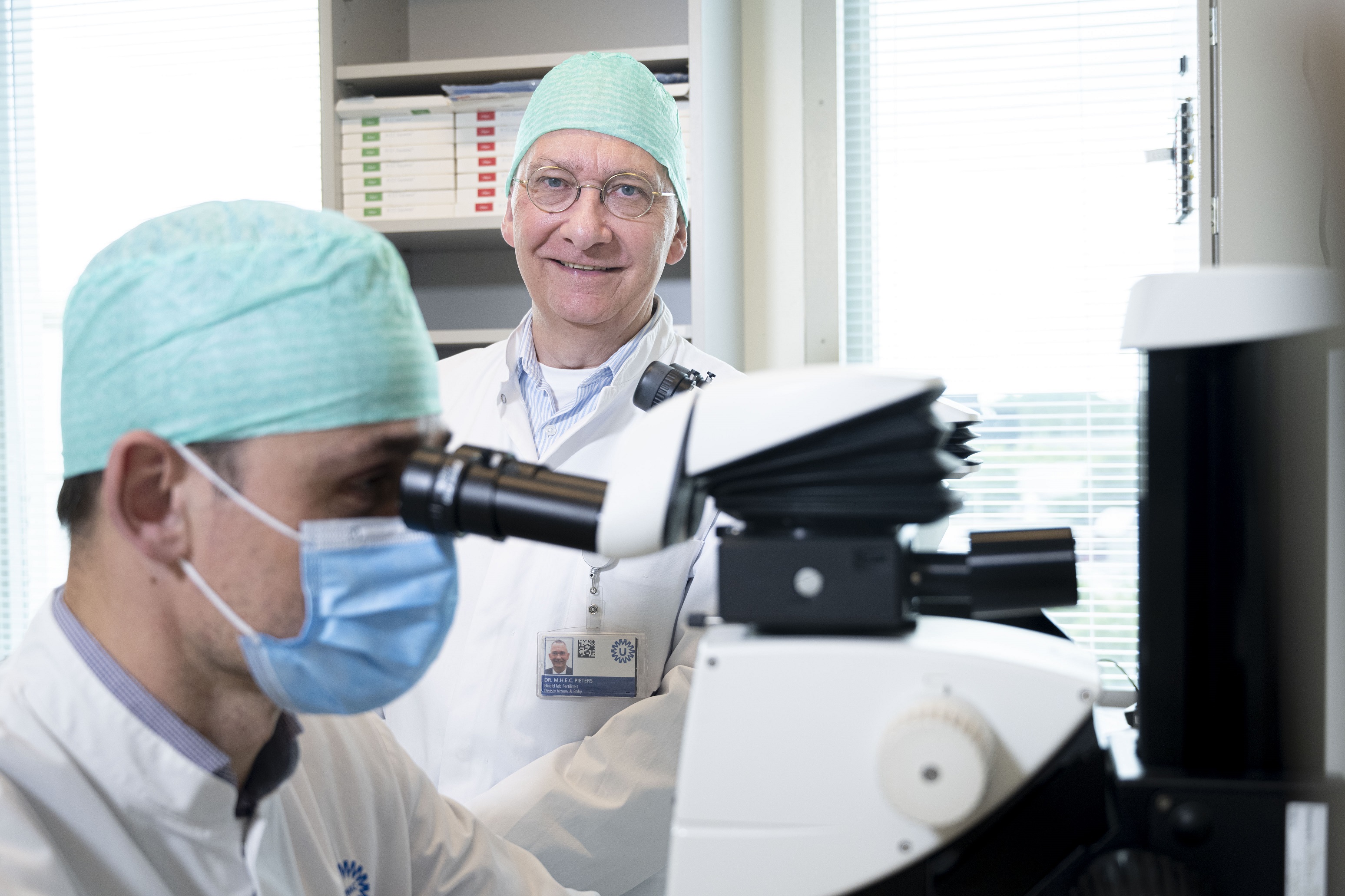 Twee embryologen in dienstkleding op het ivf-laboratorium