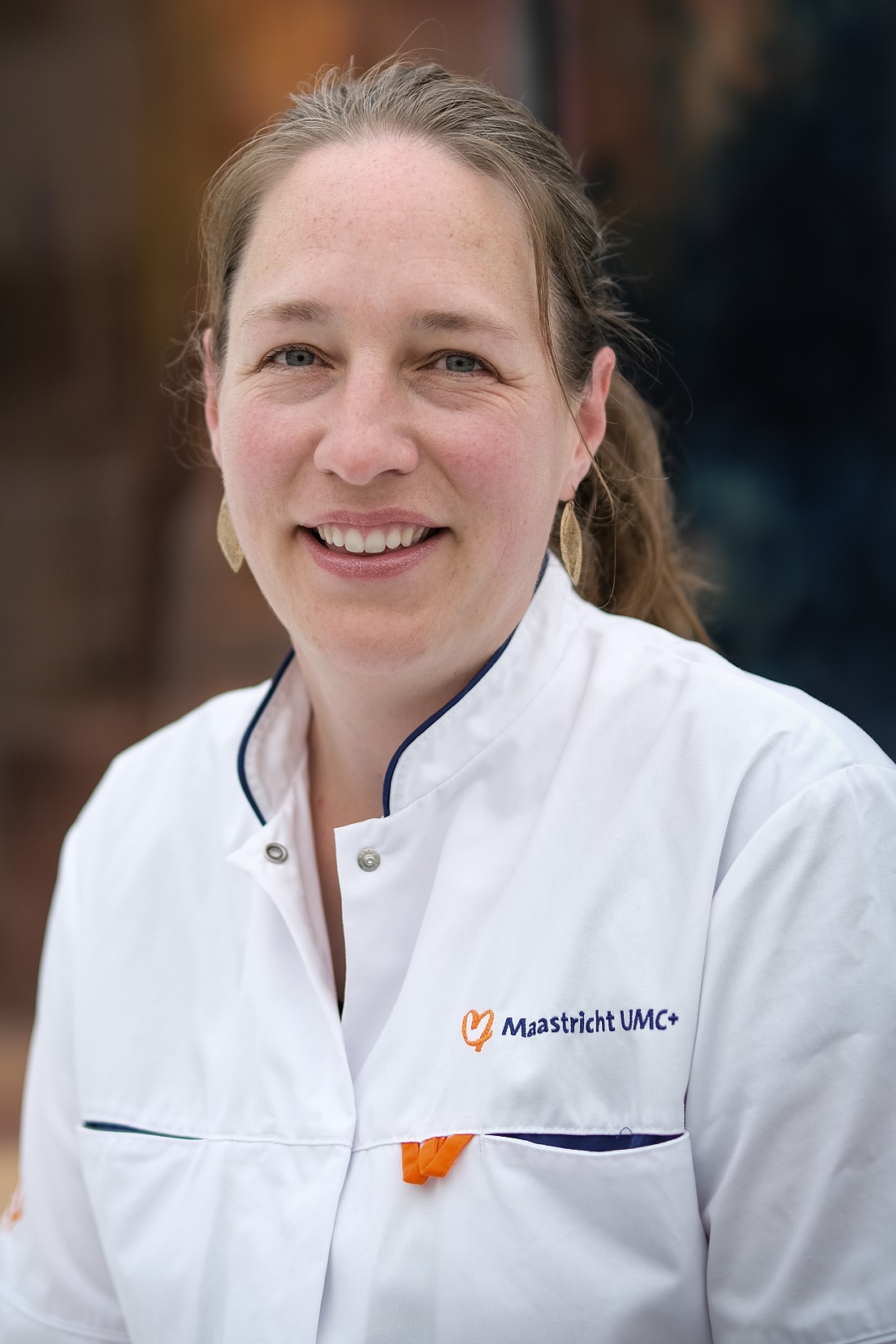 Klinisch geneticus Sonja de Munnik in dienstkleding van het MUMC+
