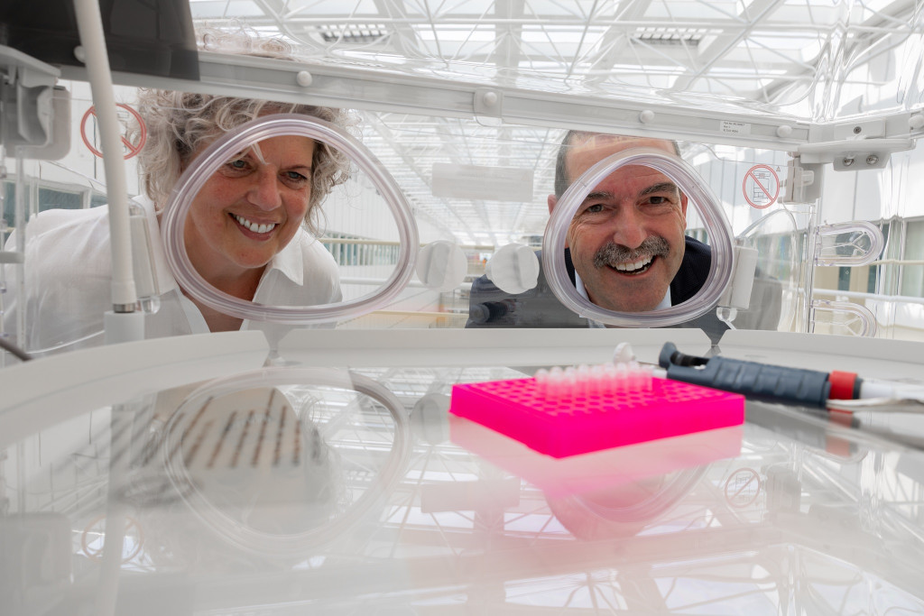 Edith Coonen en Jos Dreesen kijken in de couveuse naar een tray met pipetjes