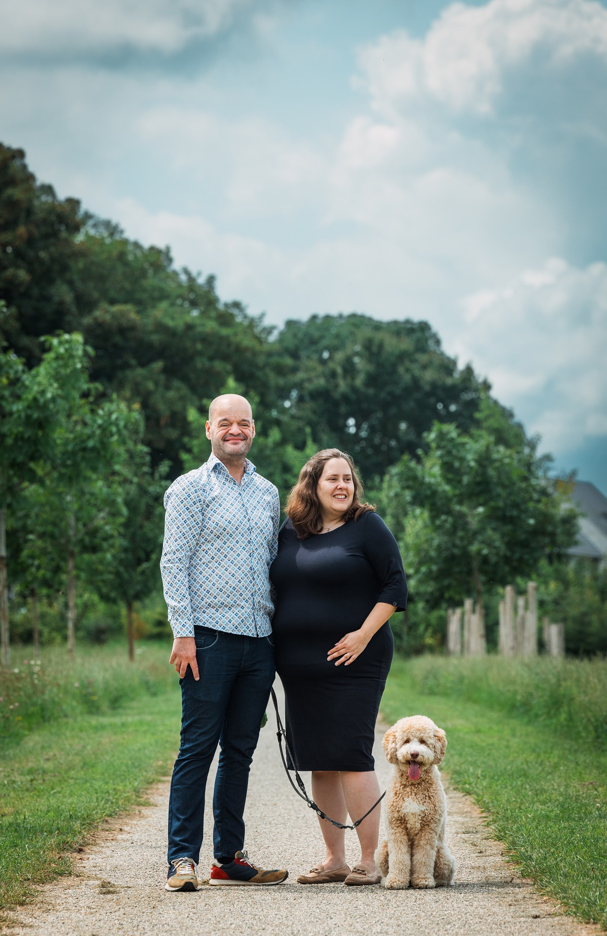 Man en vrouw wandelen met de hond