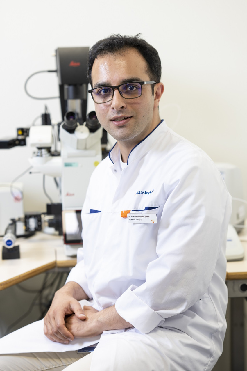 Masoud Zamani Esteki achter labapparatuur