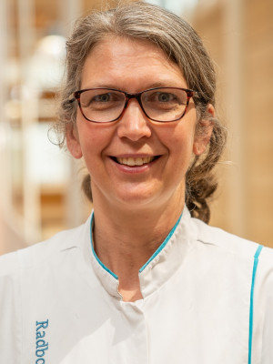 Portret van Nicol Voermans, neuroloog in Radboudumc Nijmegen in dienstkleding